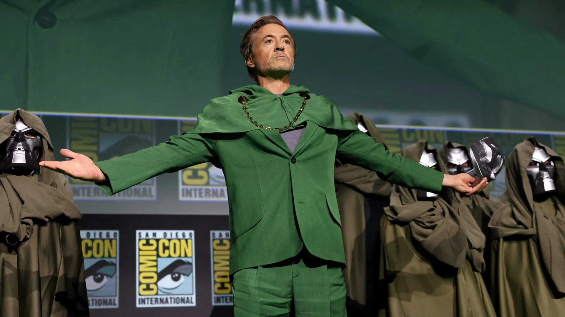 Robert Downey Jr. na San Diego Comic Con (2024) no momento do seu anúncio como Doutor Destino.